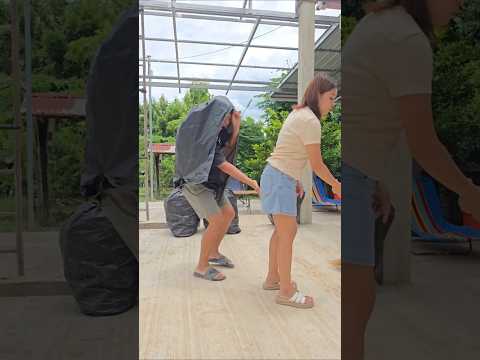 โดนหลอกกลางวันแสกๆ Whose hand.👻 #couples #funny #manbee