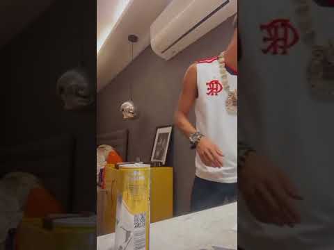 mc poze do rodo mostrando seu conjunto de joias com mais de 1kg de ouro🔥💥