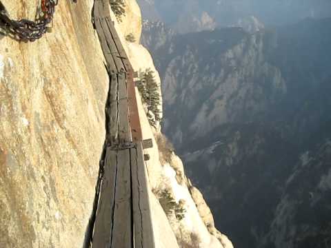 Od samego patrzenia ściska w żołądku! Wspinaczka na chińską górę Hua Shan to nie lada wyzwanie.