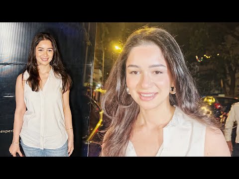 Sara Tendulkar Wins Hearts with Her Adorable Smile & Stunning Look