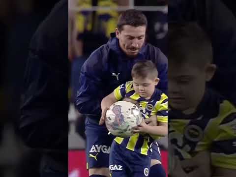 Fenerbahçe'den Anlamlı Hareket! Down Sendromlu Minik Taraftar Sahaya Çıktı (Fenerbahçe - Rizespor)