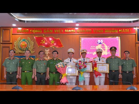 Trao tặng Huy hiệu 30 năm tuổi Đảng