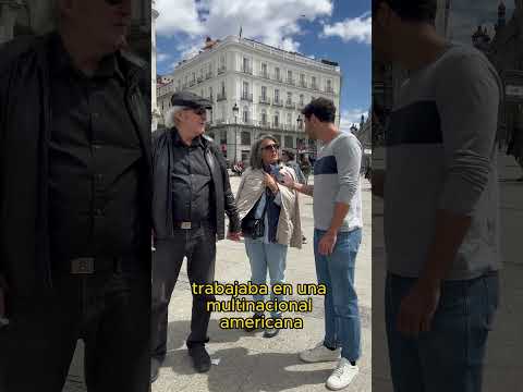 Estos señores son pareja desde los 16 años y charlamos de su trabajo y su relación por la calle.