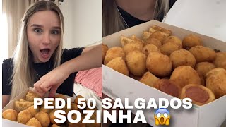 COMI 50 SALGADOS de FESTA SOZINHA! 😳😱 Menina do RU