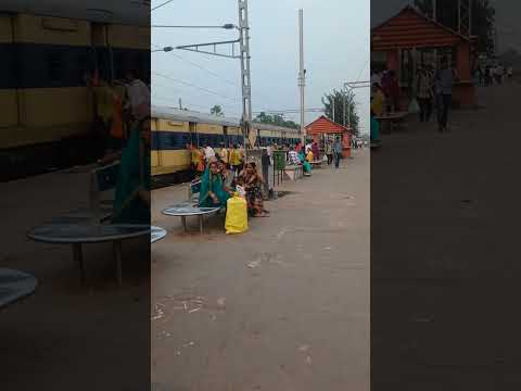 डुमरांव स्टेशन पर 4 माइक और लगाए आवाज सुनाई नहीं देता है