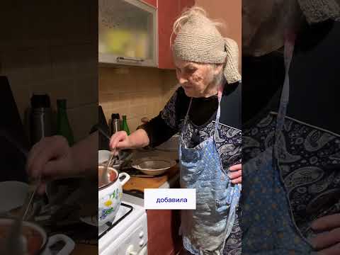 Бабушка варганит на кухне.                    Мой тг dnevnikutekai