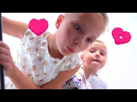 Niños juegan al escondite en trajes invisibles / Nueva serie Los niños se divierten jugando juntos.