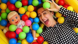 ¡Amelia viaja en un tren inflable con pelotas dentro!