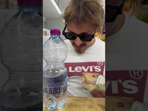 Se fai un bottle flip.. è tutto gratis. #sfida #challenge #clienti #risate #bottiglia #bottleflip