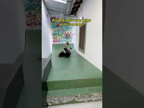 Aquele cara que julga todo mundo! 😂 #skate #humor #fingerboard #skateboarding