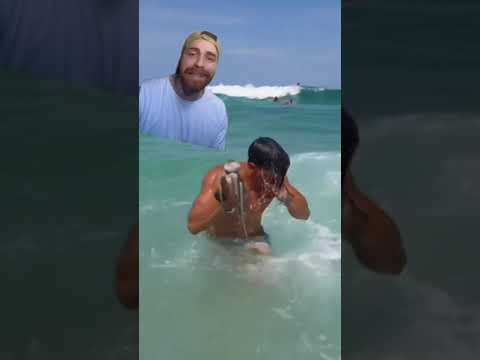 Homem come polvo no meio do mar para “pagar de machão” #animais #redpill