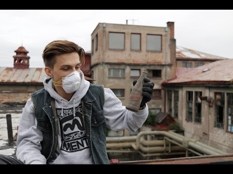 Ztracen v opuštěné továrně