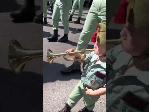 A pequeños pasitos 💚 #legionarios #niño #pequeño #children #Viral #ssanta #semanasanta #2023 #viral