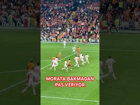 Morata,Osimhen’e bakmadan pas veriyor.