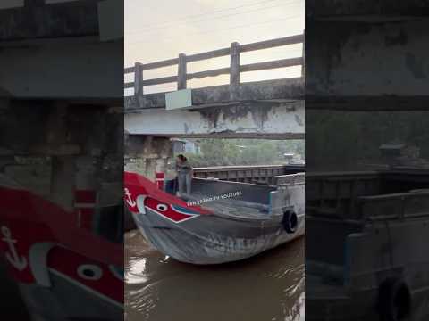 Ghe gỗ qua Cống/Boat through dam.