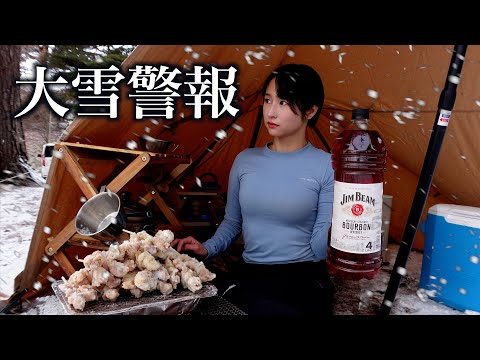 【大雪警報】業務スーパー30本980円の焼き鳥を食べ続ける女