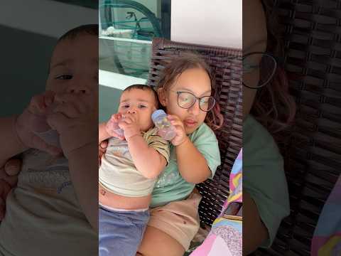 Dando água pro bebê!!!