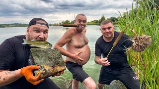 ЛОВИМ РАКОВ, РЫБУ РУКАМИ! МЛАДШИЙ БРАТ ВПЕРВЫЕ ЛОВИТ! СТРАШНО! 🦞