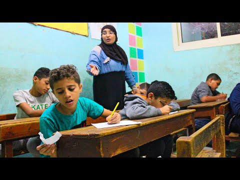 قام هذا الطالب بالغش فى لجنة الامتحان وعندما رأته المعلمة كانت الكارثة !!