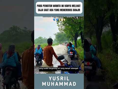 Para pemotor ini hanya melihat saja saat ada pria yang nekat terobos banjir #shorts