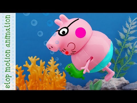 sunny day, Beach holiday, Peppa plays with sand