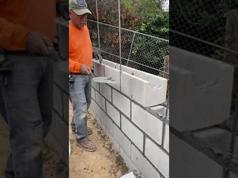 Albañil pega bloques para hacer muro #shorts