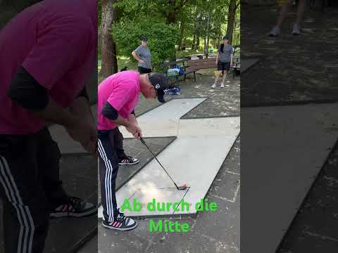 Ab durch die Mitte 🎯 #minigolf #bundesliga #training #holeinone #sports #shorts