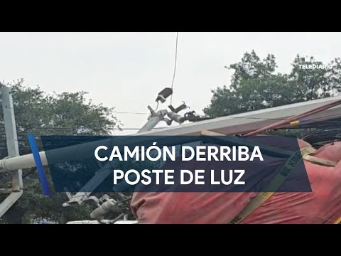 Camión de carga derriba poste en la avenida Lázaro Cárdenas al sur de Monterrey