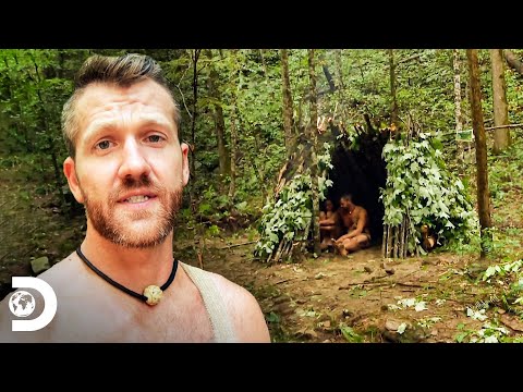 Jake e Holly se conhecem e enfrentam uma chuva forte | Largados e Pelados | Discovery Brasil