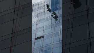 21.4.2026:"Fassadenreiniger" arbeiten am neuen Holliday Inn in Cottbus#MichaelTomczak#Hotel #Fassade
