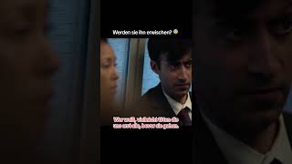 er versucht hilfe per handzeichen zu holen