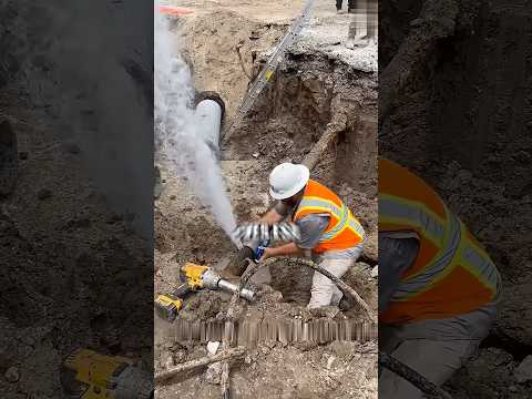 ¿Por qué este trabajador no cierra el agua al reparar la tuberÃa?