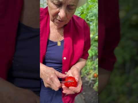 Nonna Elda’s trick for Peeling tomatoes fast #italianfood #nonna #kitchenhacks