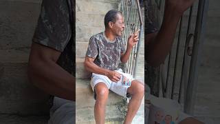 ESTRANHO EFERECENDO CERVEJA