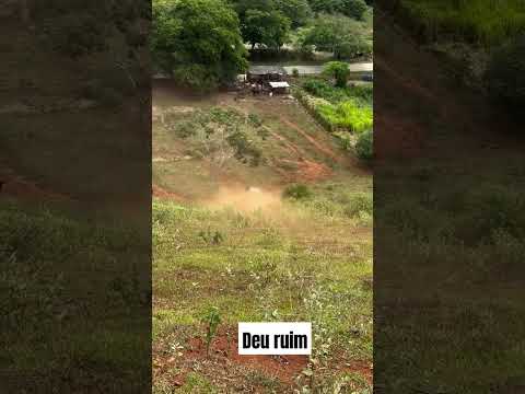 Rapaz perde cotrole e Carro descontrolado desce córrego #shorts #viralvideo #notcias #yutubeshorts