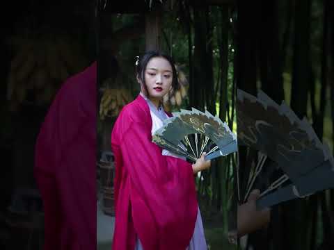 Flying chicken kidnapped the beauty, but was shot down by kung fu hero's fan