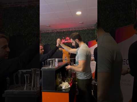 Come versi te Filippo 💦 nessuno #barman #bartender #flair #flairbartending