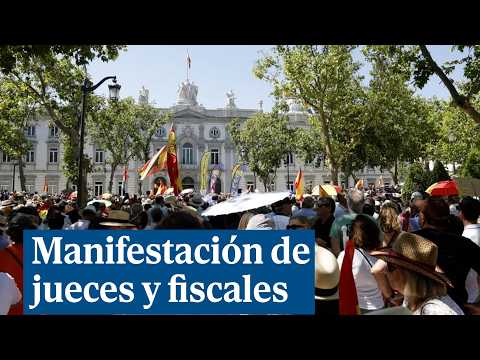 Miles de jueces, fiscales y civiles se manifiestan en el Supremo