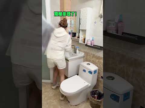做个“可乐喷泉”整蛊姐姐！让她的白色裤子秒变脏，姐姐心疼坏了！#两只马儿 #搞笑 #整蛊 #funny