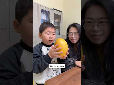 Cậu bé tham lam ăn quả soài khổng lồ một mình #shorts