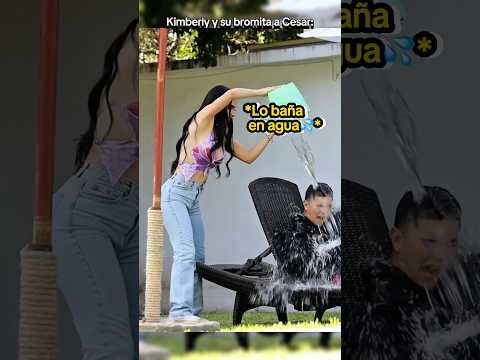 KIM LE TIRA UN BALDE DE AGUA A CÉSAR😆 | #jukilop #kimberlyloaiza #cesarpantoja #viral