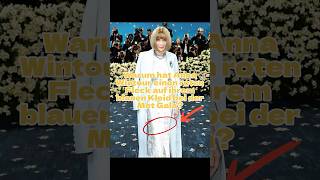 Warum hat Anna Wintour einen roten Fleck auf ihrem blauen Kleid bei der Met Gala