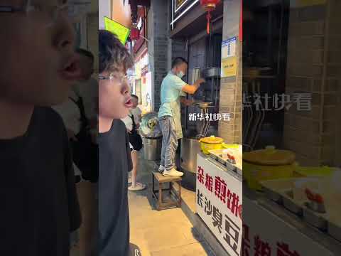 音樂系大學生即興呼麥，恰好與面館大叔手拍面節奏契合 ，大叔：我莫名其妙成伴奏了？