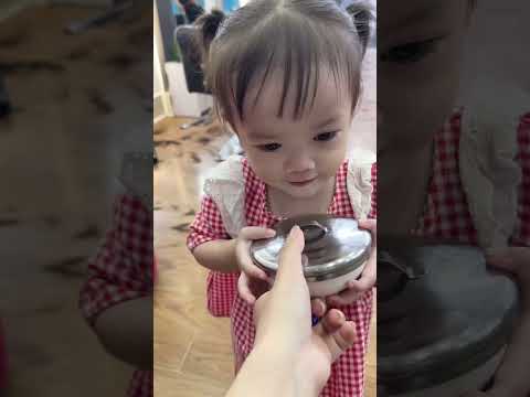 2 đứa lại đây mẹ cho ăn hạt hướng dương nè #shorts