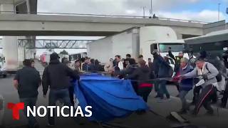 Vea cómo automovilistas intentan retirar a golpes un bloqueo de madres buscadoras en México