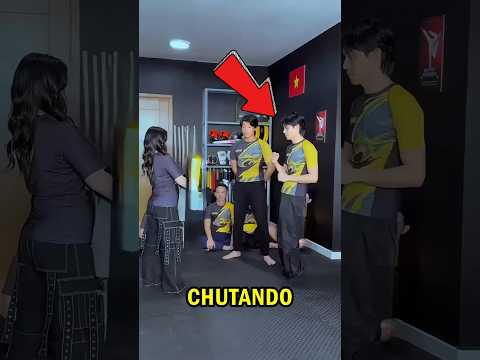 Esse CARA CHUTA o AMIGO com MUITA FORÇA! #shorts #amigos #curiosidades #esporte #jesus #amor #deus