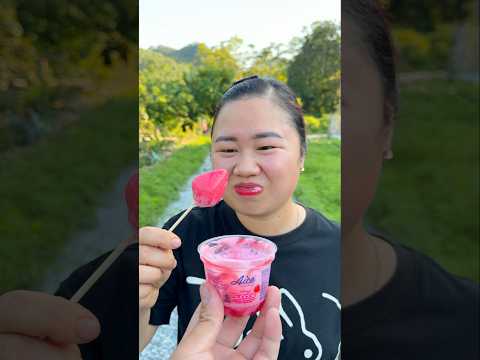 Người mẹ tốt bụng ăn kẹo dâu🍓🍓, và kem Celano ,ớt cay siêu ngon sự kết hợp hoàn hảo #shorts
