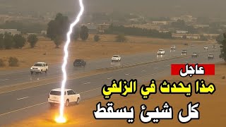 كارثة في الزلفي! الرياح العاتية تقتلع نخيل المدينة كالأعواد!"** 🌪️🌴