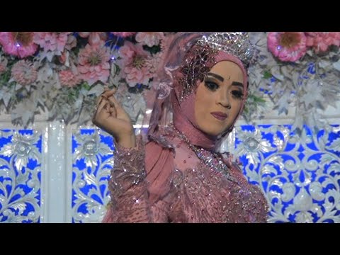 Pengantin Tamak Anggun dan Mewah dengan Busana Gaun Warna Pink