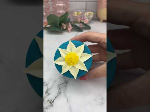 How to achieve the perfect flat top on your cupcake 🧁 #cupcake #cakedecorating #cakeart #ytshorts